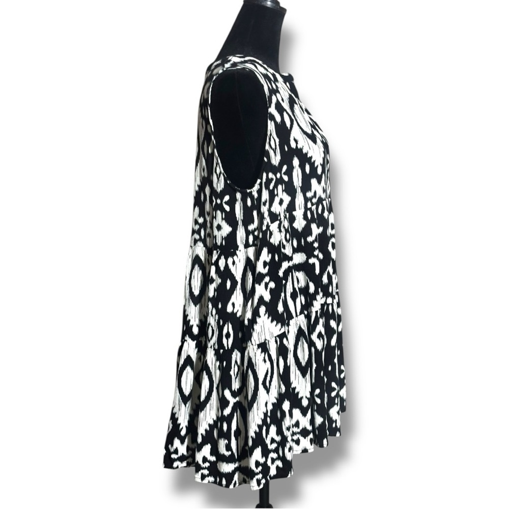 Steve Madden Black and White Aztec Patterned Sleeveless Tiered V-neck Tunic top - Picture 4 of 16